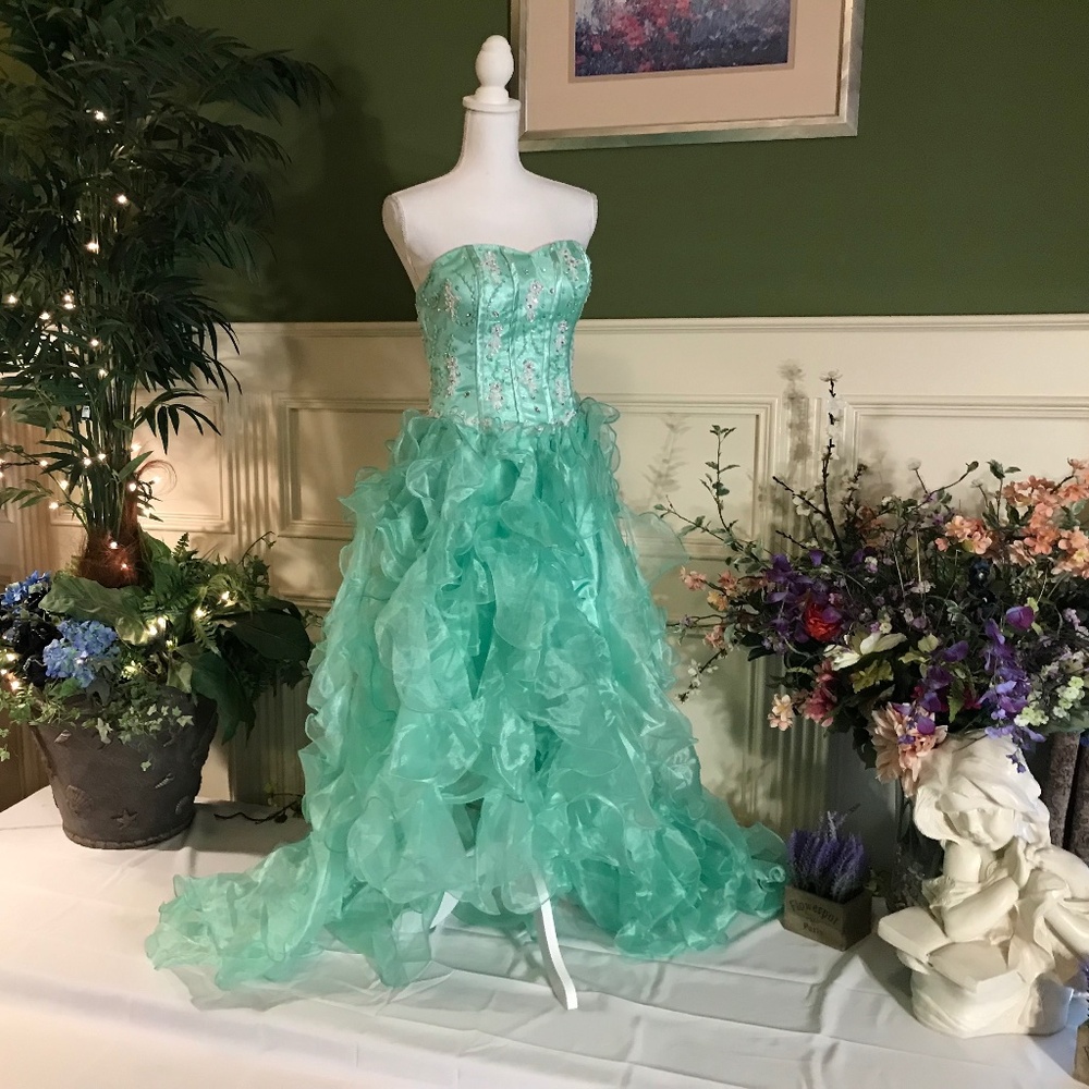 Formal evening mint green organza ball prom gown dress